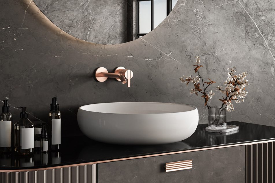 Ein dunkler Waschtisch mit rundem Aufsatzwaschbecken